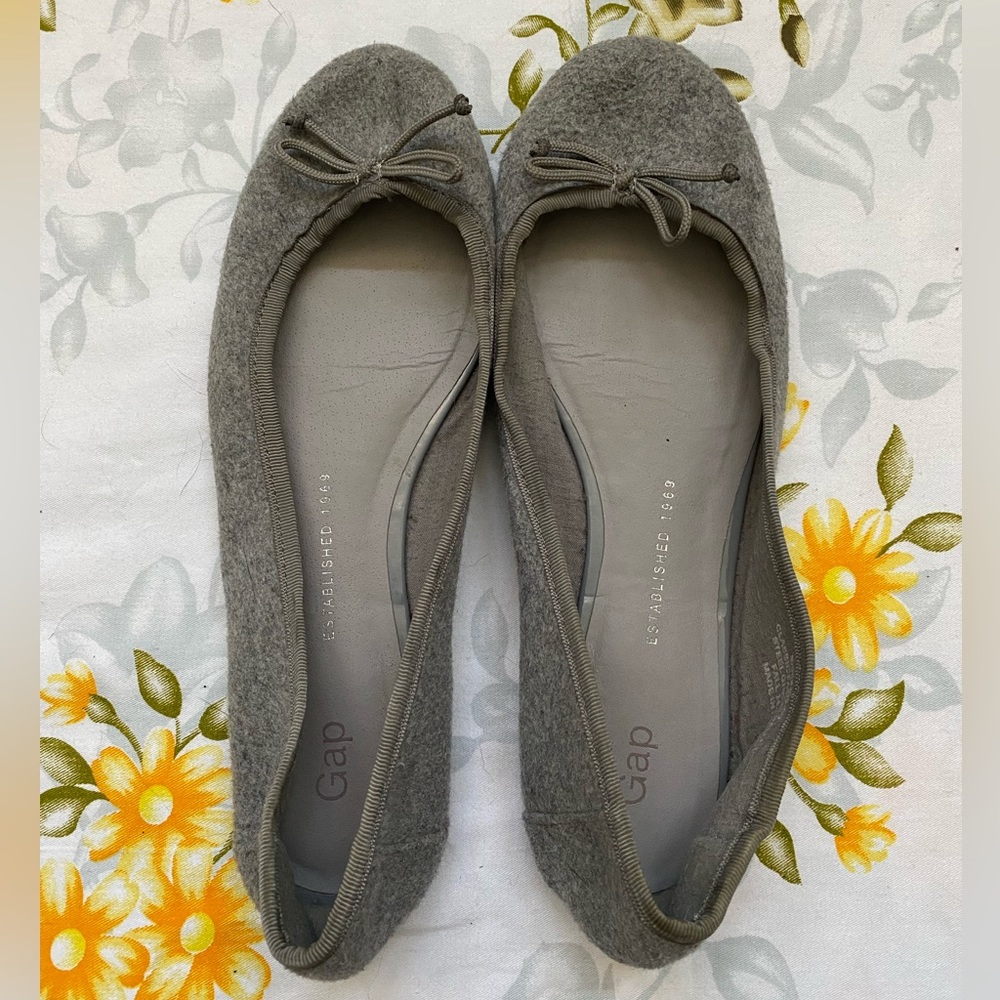 Gap Size 8 Grey Ballet Flats